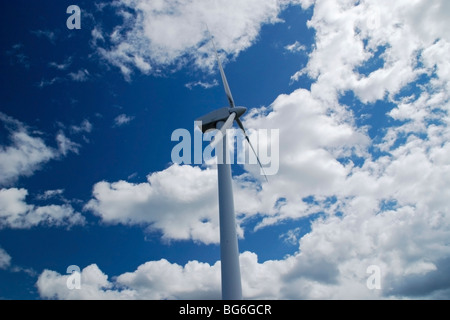 Turbina eolica contro il cielo blu con nuvole soffici, il parco, Findhorn Foundation, murene, Scotland, Regno Unito Foto Stock