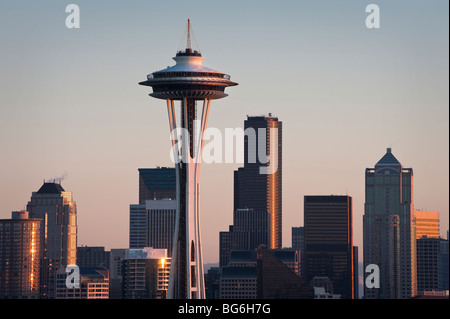 Lo Space Needle e il Seattle, Washington skyline presi da Kerry Park sulla Queen Anne Hill. Mt. Ranier in background. Foto Stock