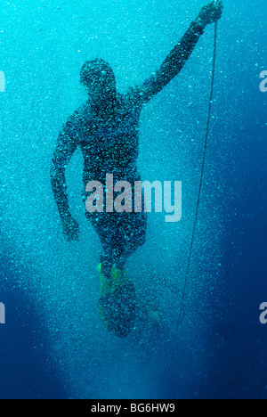 Apneista salendo lungo una corda nel Mare Mediterraneo, off Monaco Foto Stock