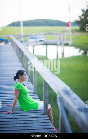 Donna in appoggio sul Dock Marshfield, MA Foto Stock