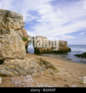 CALIFORNIA - La costa del Pacifico osservata attraverso un arco in pietra scolpita la spiaggia di Point Reyes National Seashore. Foto Stock