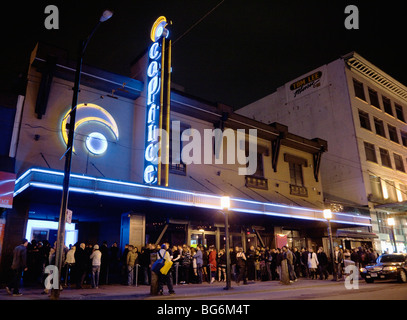 Una coda di patroni al di fuori di Caprice Night Club in Granville distretto degli intrattenimenti, il centro cittadino di Vancouver, BC, Canada Foto Stock