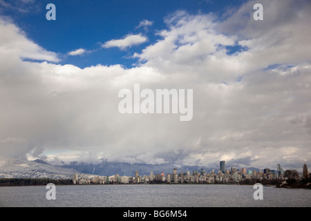 Downtown skyline di Vancouver e delle North Shore Mountains ricoperta di neve come si vede dalle banche spagnole, Vancouver, BC, Canada Foto Stock