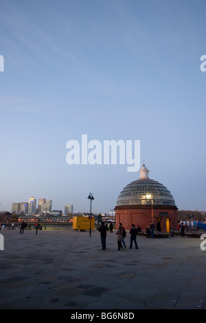 Greenwich foot tunnel entrata al tramonto, Cutty Sark Greenwich Londra Inghilterra REGNO UNITO Foto Stock