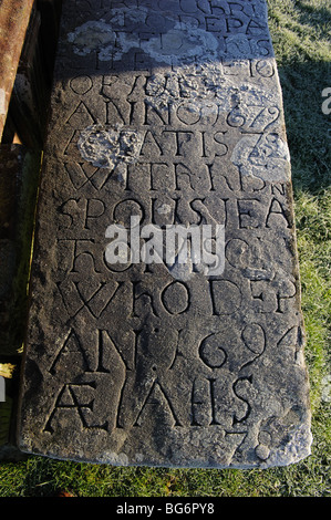 Iscrizione di lapidi del XVII secolo su una tomba nel cimitero di Kirkcudbright, Dumfries e Galloway, Scozia, Regno Unito Foto Stock