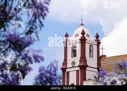 Vista della torre campanaria di Silves Cathderal - Sé Catedral de Silves Foto Stock