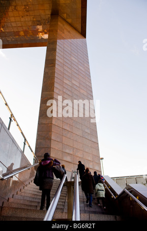 La gente camminare fino passi al di fuori di un edificio moderno a Londra. Foto di Gordon Scammell Foto Stock