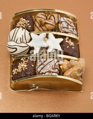 Biscotti assortiti e gingerbread su un vassoio Foto Stock