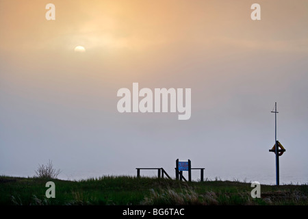 Post e segno sulle rive del fiume Pinware avvolta nella nebbia presso il fiume Pinware Parco Provinciale, Pinware, Labrador Coastal Foto Stock