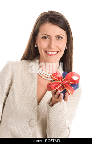 Donna elegante sorridente di 50 anni, donna matura con nastro regalo a  sorpresa, regalo di natale in mano, rossetto rosso e festa della sera Foto  stock - Alamy