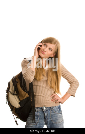 Casual ragazza adolescente preparazione alla scuola tramite telefono cellulare isolato su sfondo bianco Foto Stock