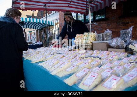 Una selezione di formaggi in vendita da un mercato in stallo. Foto Stock