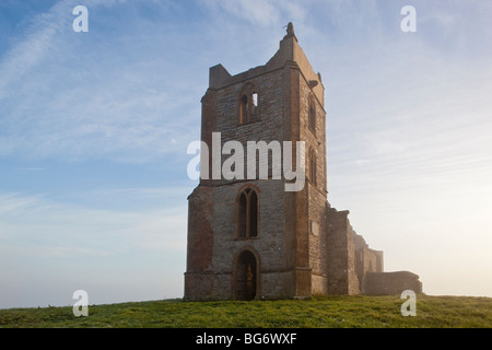 Le rovine di una chiesa di St Michaels sulla sommità del Burrow Mump in una nebbiosa mattina. Foto Stock