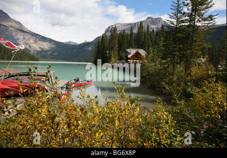 Il lago di smeraldo in British Columbia ,Canada con red noleggio canoe Foto Stock