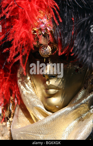 Close-up di un veneziano di uomo che indossa una maschera dorata e la protezione che rappresenta un guerriero in Carnevale di Venezia Foto Stock