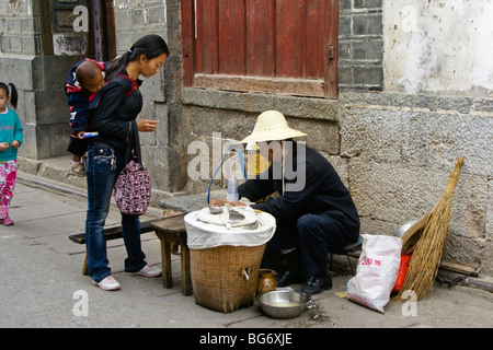 Fornitore di succo, Xizhou, Yunnan, Cina Foto Stock