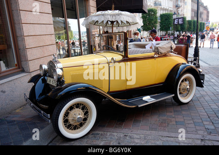 Degli anni trenta era Ford V-8 a Helsingborg, Svezia con i proprietari gustando un pranzo all'aperto Foto Stock