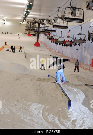 Lo snowboard in tutta la stagione lo ski center a Mosca, Russia Foto Stock