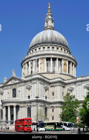 Londra routemaster bus fuori St Pauls Cathedral visto dopo riparazioni estese e la pulizia Foto Stock