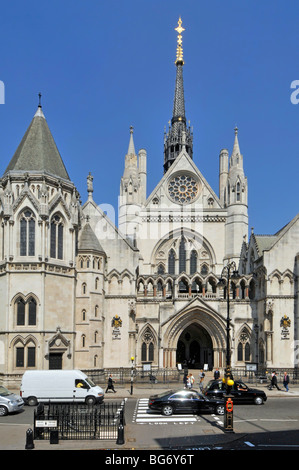 Royal Courts of Justice anche il tribunale vittoriano gotico Revival architettura aperto 1882 nella Strand City di Westminster Londra Inghilterra Regno Unito Foto Stock