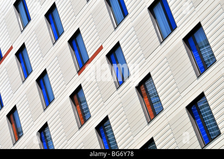 Windows e il rivestimento sul moderno London hotel Foto Stock