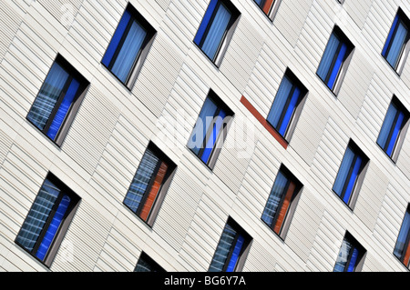 Windows e il rivestimento sul moderno London hotel Foto Stock