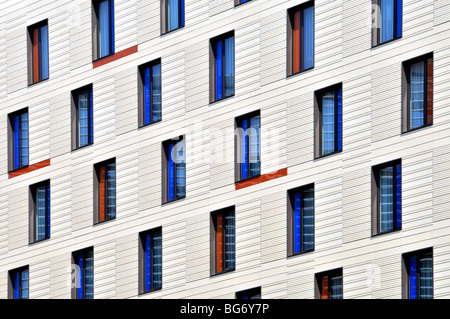 Windows e il rivestimento sul moderno London hotel Foto Stock