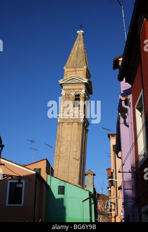 Campanile pendente a Burano, una delle isole della laguna di Venezia Foto Stock