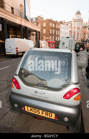 Un G-Wiz elettrica automatica parcheggiato il veicolo su strade di Londra. Foto Stock