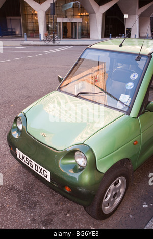 Un G-Wiz elettrica automatica parcheggiato il veicolo su strade di Londra. Foto Stock