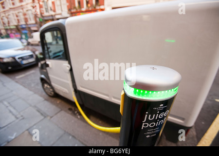 Un Mega van veicolo elettrico carica nuovamente in corrispondenza di un punto di succo di veicolo elettrico punto di carica in Westminster, Londra, Regno Unito. Foto Stock