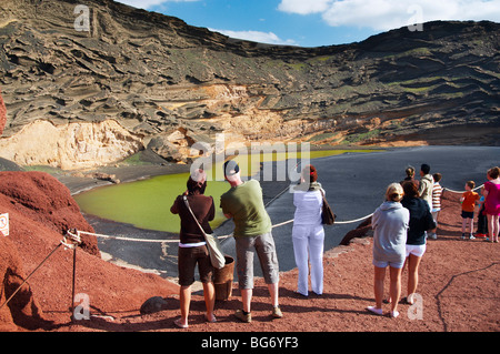 I turisti al punto di visualizzazione a Lago de los Clicos (verde laguna) vicino a El Golfo a Lanzarote nelle isole Canarie. Foto Stock