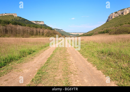 La molla di Crimea paesaggio di montagna e strade rurali in valle (Crimea, Ucraina) Foto Stock