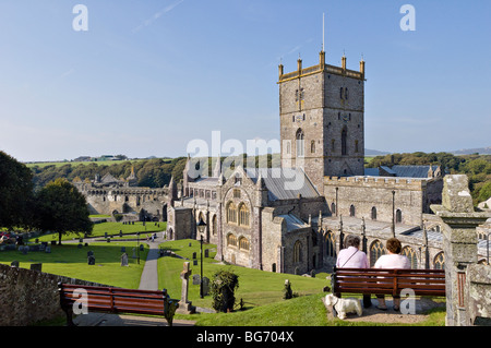 Ai visitatori di ammirare Sr Davids cattedrale in una giornata di sole Foto Stock