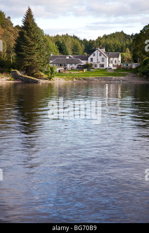 Rowardennan Hotel in Rowardennan village, sulla sponda orientale del Loch Lomond Scozia la più grande Loch (lago). Foto Stock