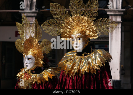 Close-up di un veneziano giovane indossando maschere di colore bianco e rosso e oro in costumi di Carnevale di Venezia 2009 Foto Stock