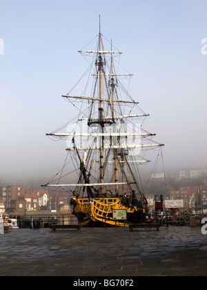 La replica della nave a vela Grand Turk nella nebbia a Whitby Harbour Foto Stock