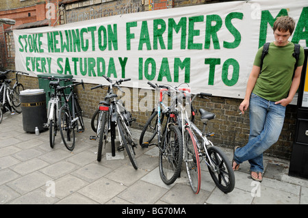 Cartello fuori Stoke Newington Farmers Market con l uomo di fumare Londra Inghilterra REGNO UNITO Foto Stock