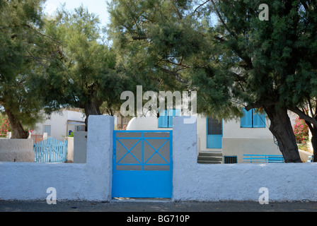 Una vecchia Villa con il giardino ombreggiato a Perissa Beach Road. Perissa, Santorini Island (Thira), Isole Cicladi Grecia, UE. Foto Stock