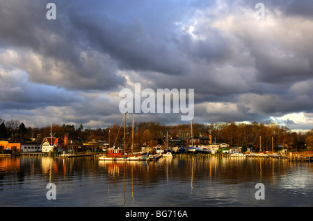Barche a vela di ancoraggio nel fiume Warnow nella luce della sera, Rostock-Gehlsdorf, Meclemburgo-Pomerania, Germania Foto Stock