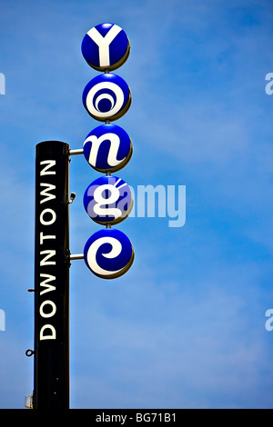 Yonge Street segno nel centro cittadino di Toronto, Ontario, Canada. Foto Stock