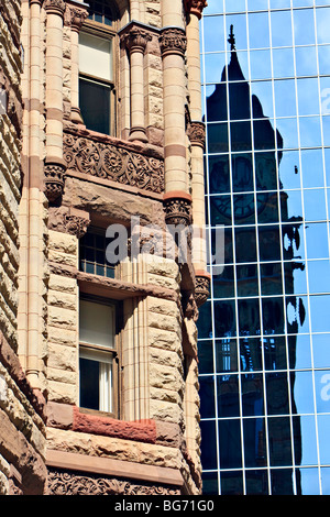 Facciata in pietra del vecchio municipio accanto a un edificio moderno in vetro nel centro cittadino di Toronto, Ontario, Canada. Foto Stock