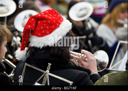 Usk comune fascia giocare Xmas carols durante Usk Festival Invernale Usk Monmouthshire South Wales UK tromba giocatore indossa santa hat Foto Stock