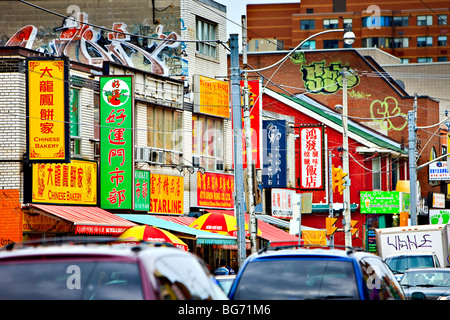 Indicazioni stradali in Chinatown nella città di Toronto, Ontario, Canada. Foto Stock