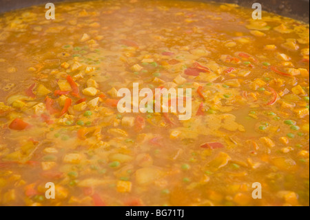 Steamy paella calda essendo cotti sul mercato in stallo a Usk Festival Invernale Usk Monmouthshire South Wales UK Foto Stock