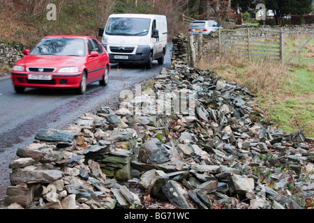 Muri in pietra a secco demolito dal peso di inondazione in Langdale, nel novembre 2009 le inondazioni. Foto Stock