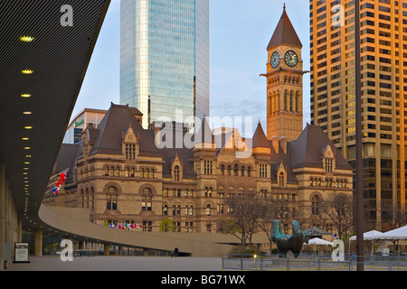 Il vecchio municipio edificio visto da fuori il nuovo municipio in Nathan Phillips Square al tramonto nel centro cittadino di Toronto, Ontario Foto Stock