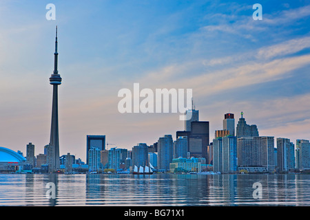 Toronto skyline della città visto al tramonto dal Centro Isola, Toronto Islands, Lago Ontario, Ontario, Canada. Foto Stock