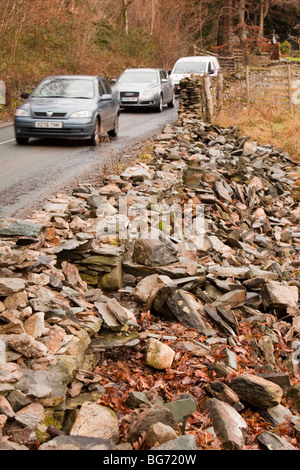 Muri in pietra a secco demolito dal peso di inondazione in Langdale, nel novembre 2009 le inondazioni. Foto Stock