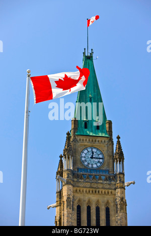 Torre di pace nel blocco centrale degli edifici del Parlamento e un canadese bandiera nazionale, Parliament Hill, città di Ottawa, Ontar Foto Stock